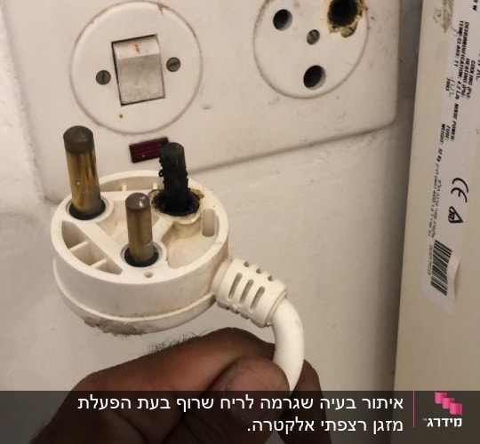 תקע שרוף ושקע חשמל עם סימני שריפה